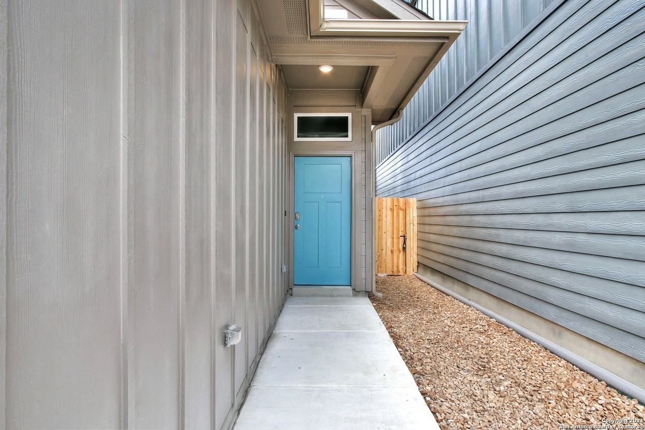 7911 Needle Crk - Photo 2 of 25