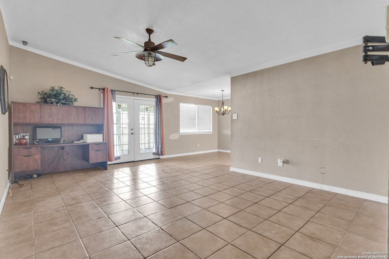 4103 Freestone St - Photo 6 of 26