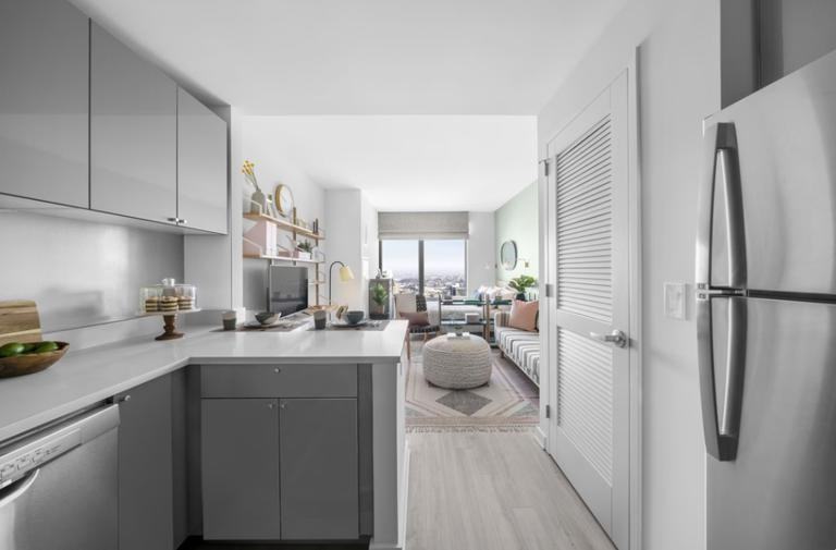 605 Pavonia Ave - Photo 3 of 10