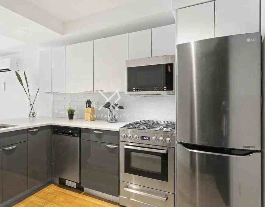 39 E 21st St - Photo 3 of 10