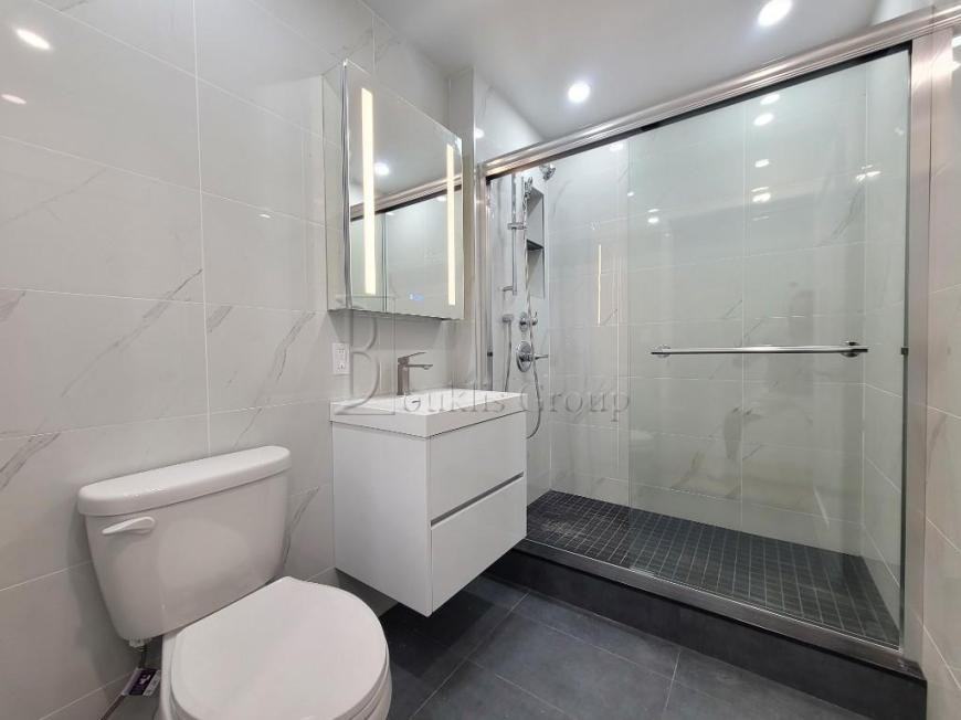 5812 Queens Blvd - Photo 6 of 10