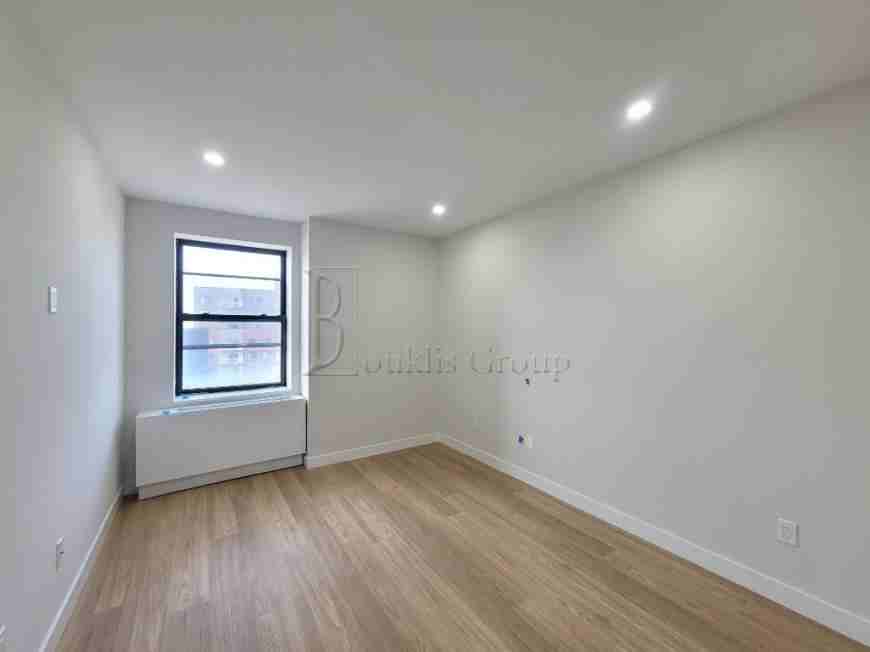 5812 Queens Blvd - Photo 7 of 10