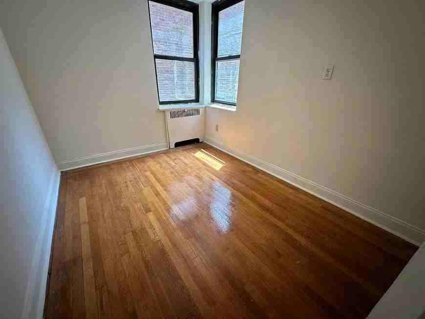 652 Soundview Ave - Photo 3 of 4