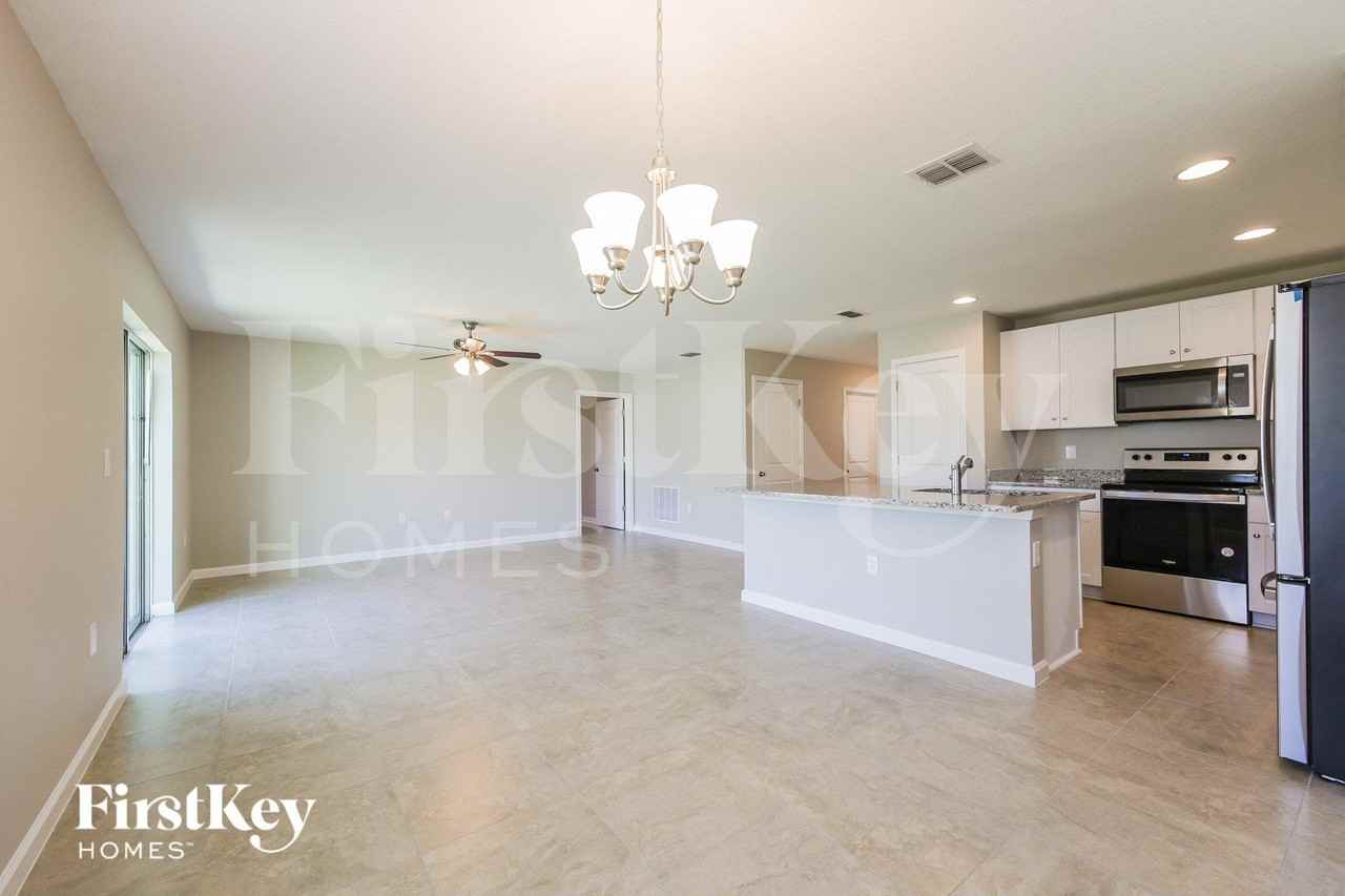 607 Lindbergh Way - Photo 5 of 15