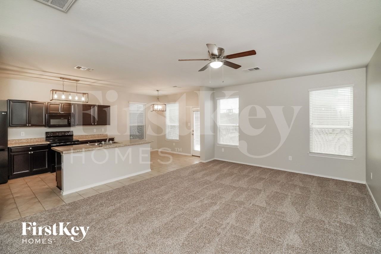 1013 Dumfries Dr - Photo 5 of 16