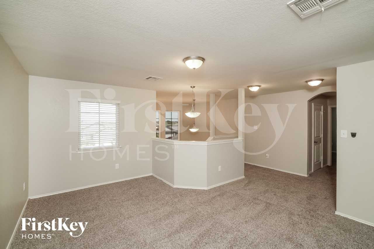 1013 Dumfries Dr - Photo 6 of 16