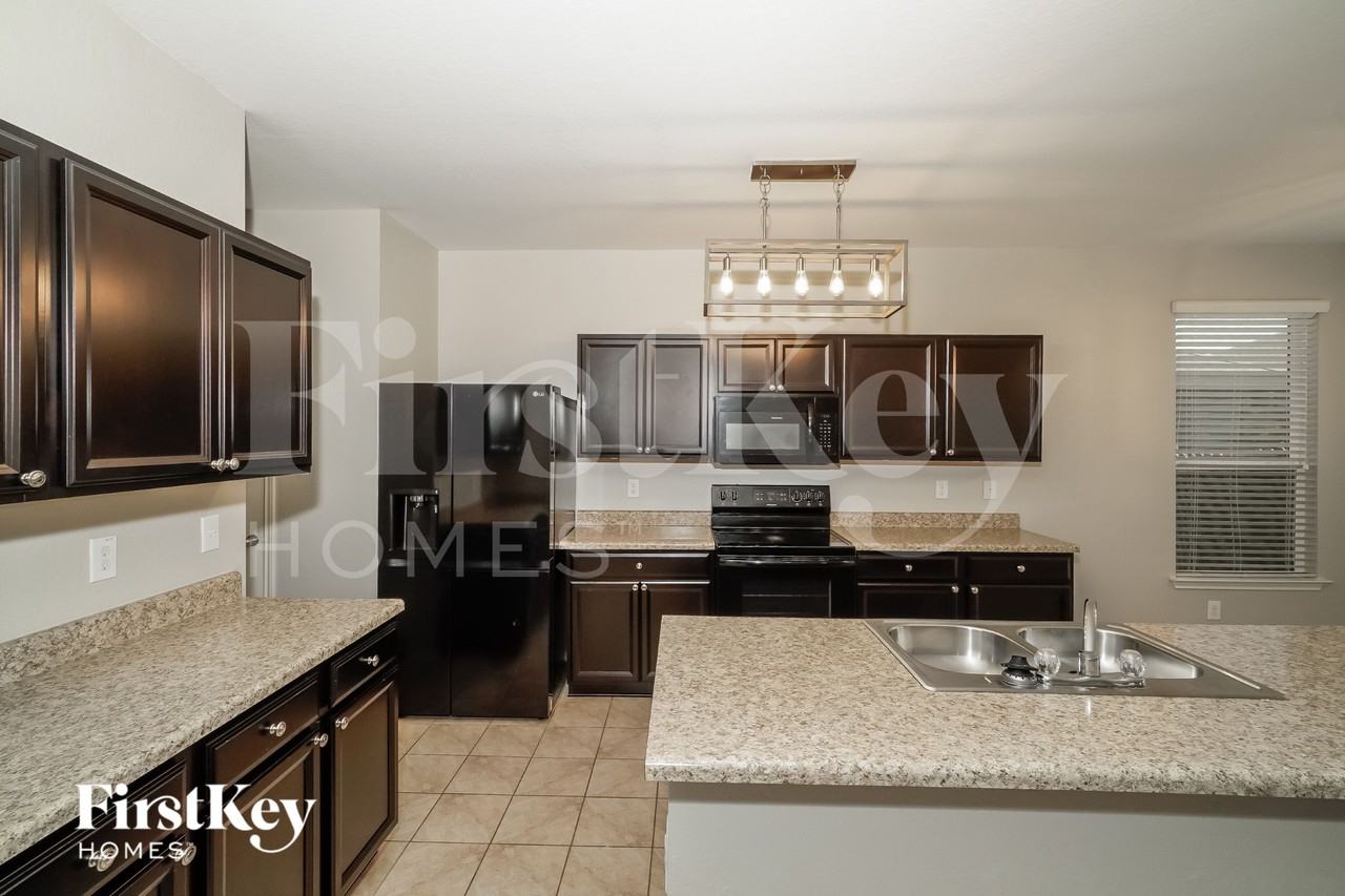 1013 Dumfries Dr - Photo 7 of 16