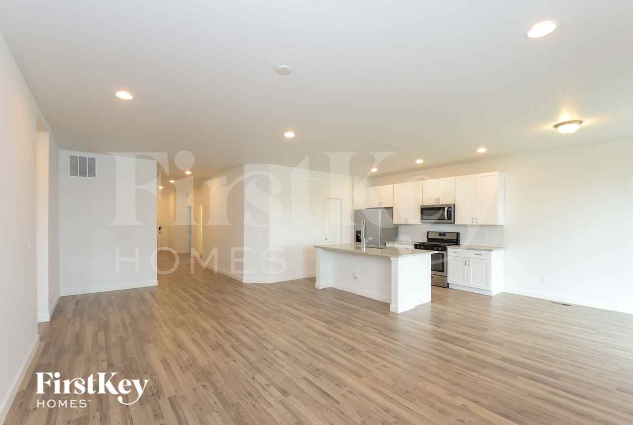 496 Kansas Ave - Photo 3 of 15