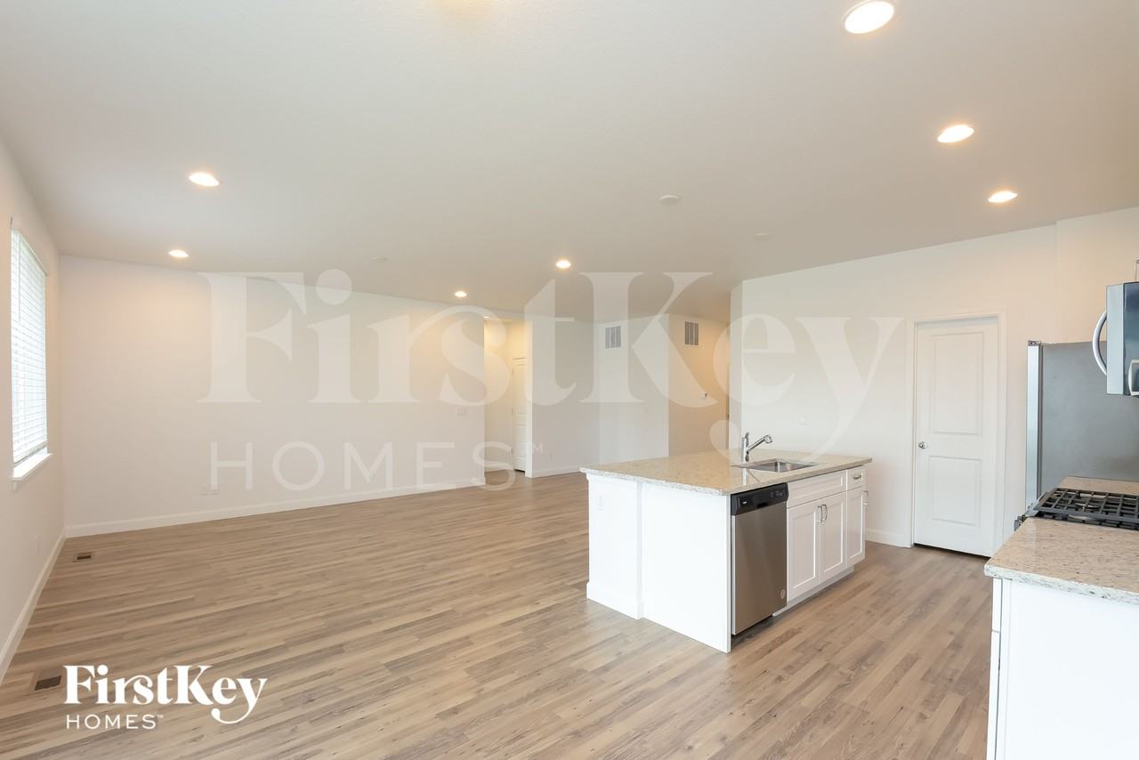 496 Kansas Ave - Photo 4 of 15