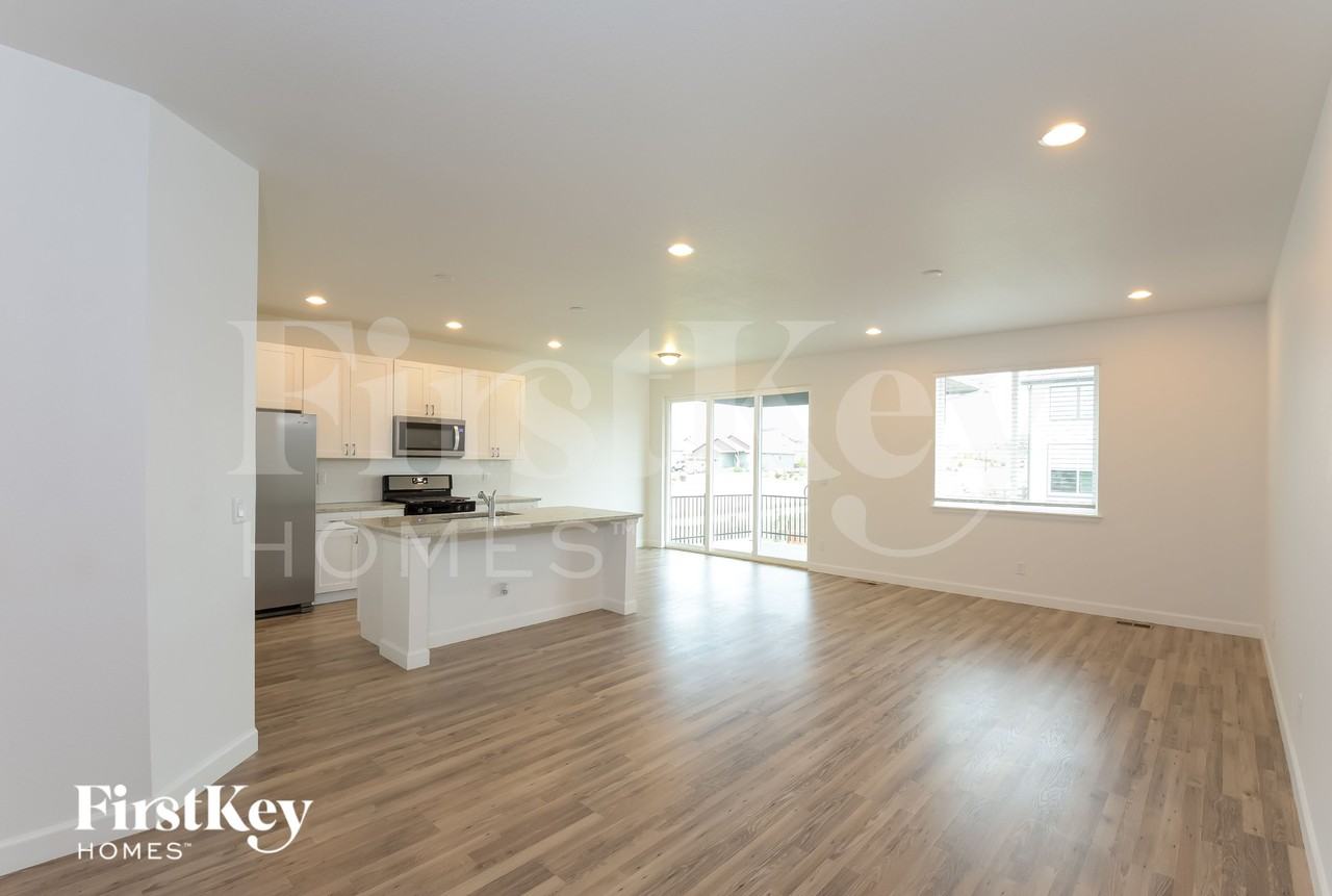 496 Kansas Ave - Photo 5 of 15