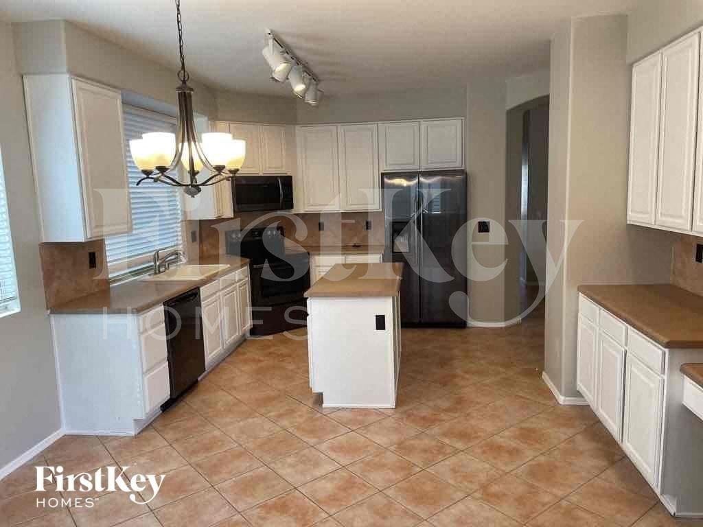 18451 W Sunrise Dr - Photo 4 of 10