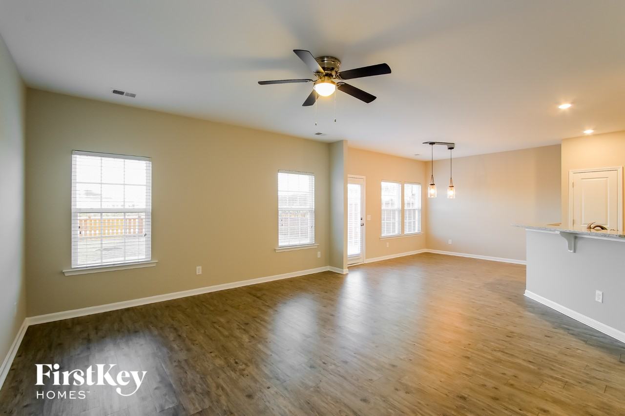 820 Redbud Ln - Photo 3 of 15