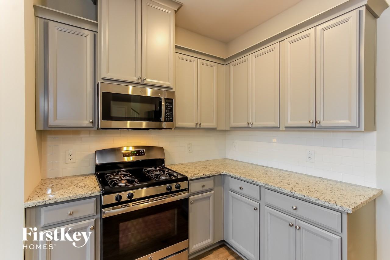 820 Redbud Ln - Photo 5 of 15