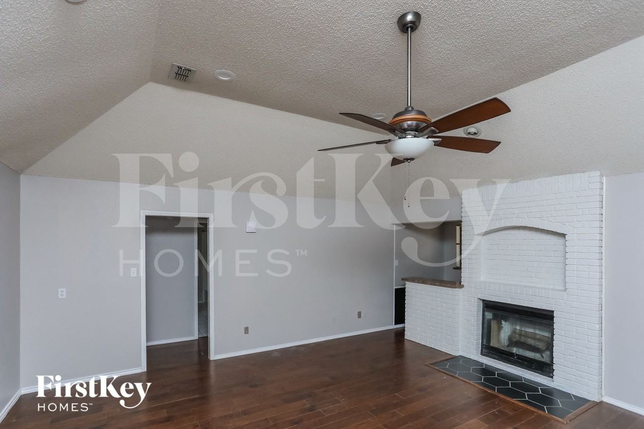 408 Flagstone Dr - Photo 2 of 15