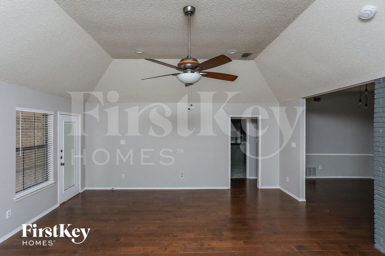 408 Flagstone Dr - Photo 3 of 15