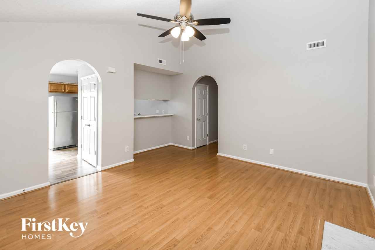 1904 Duke Adam St - Photo 3 of 15