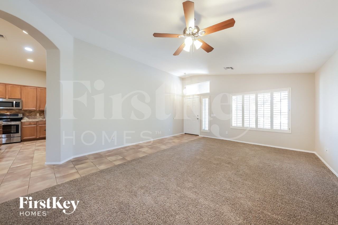 7834 W Robin Ln - Photo 3 of 16