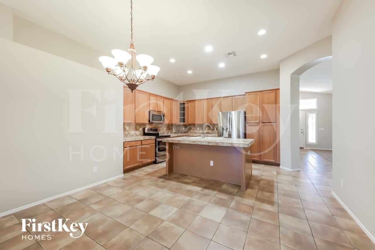 7834 W Robin Ln - Photo 4 of 16