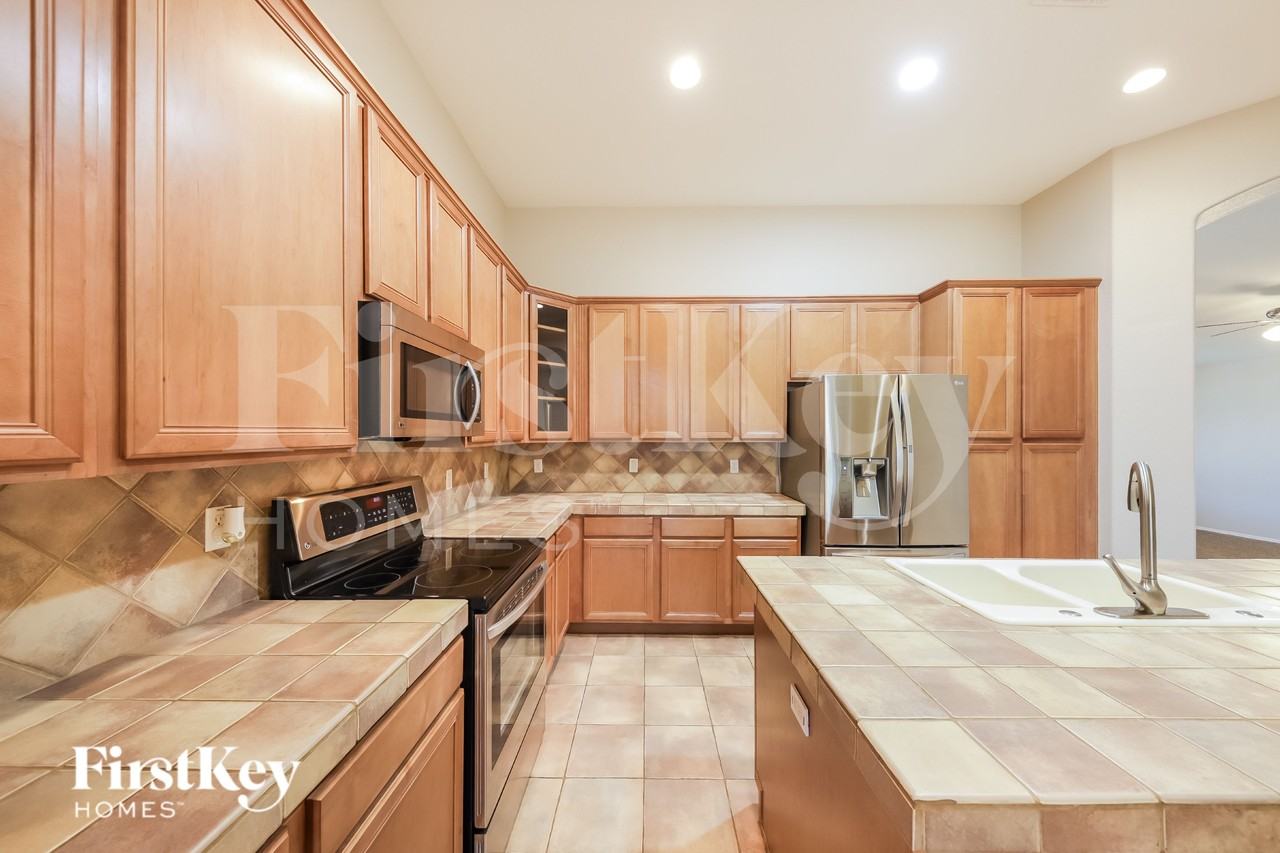 7834 W Robin Ln - Photo 5 of 16