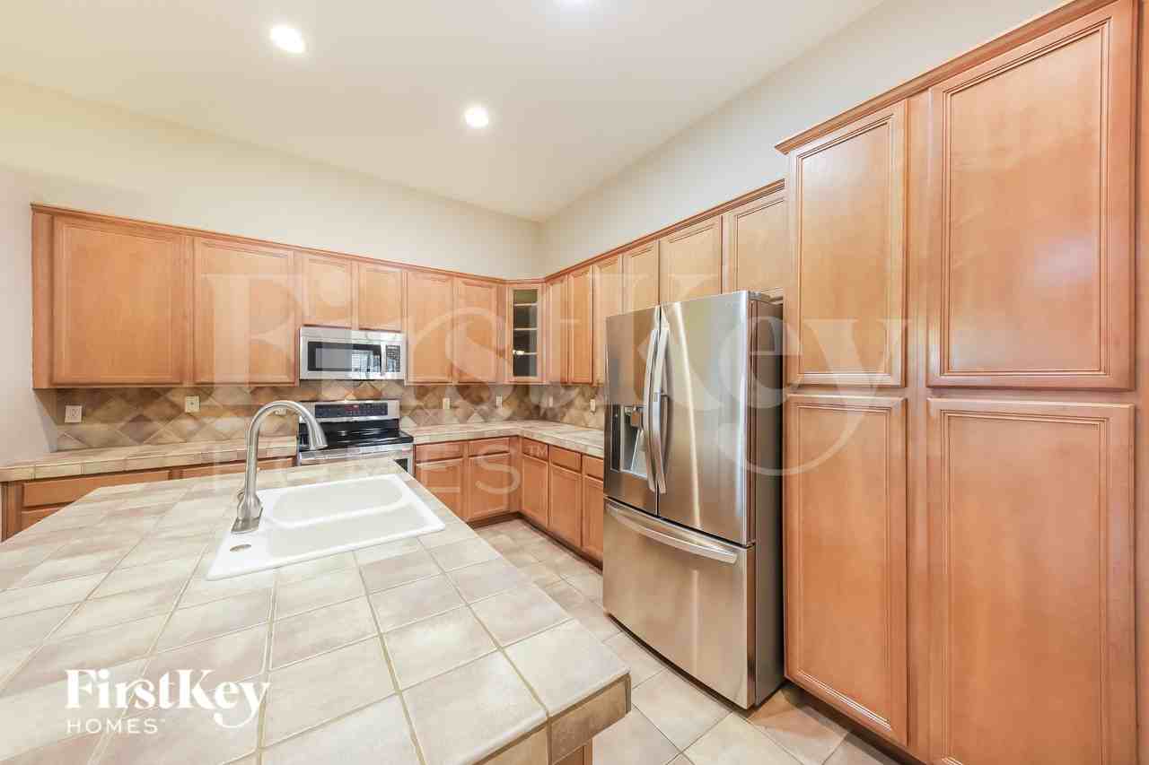 7834 W Robin Ln - Photo 6 of 16