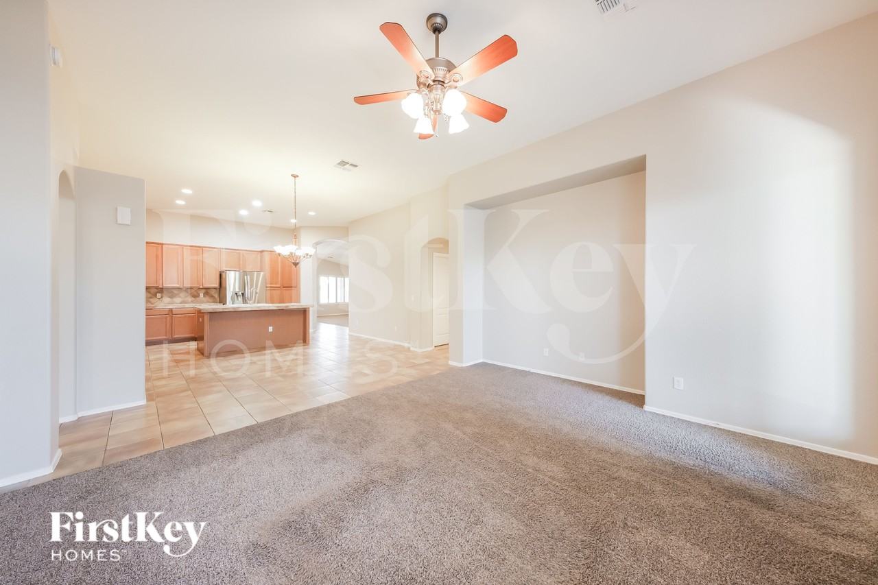 7834 W Robin Ln - Photo 7 of 16