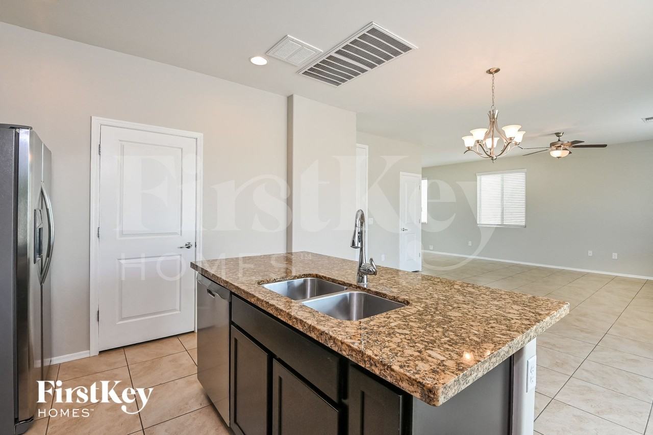 2822 N Fair Oaks Ave - Photo 5 of 15