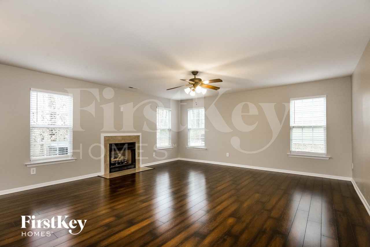 1817 Elizabeth Oaks Ave - Photo 2 of 15