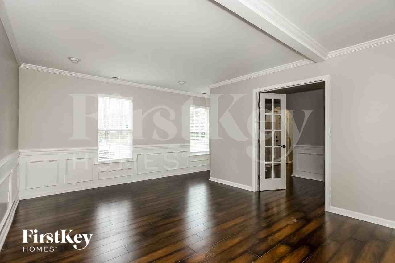 1817 Elizabeth Oaks Ave - Photo 4 of 15