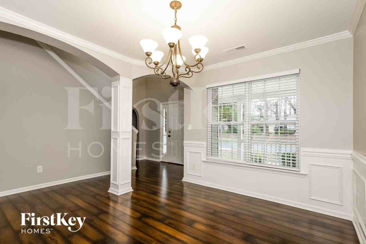 1817 Elizabeth Oaks Ave - Photo 5 of 15