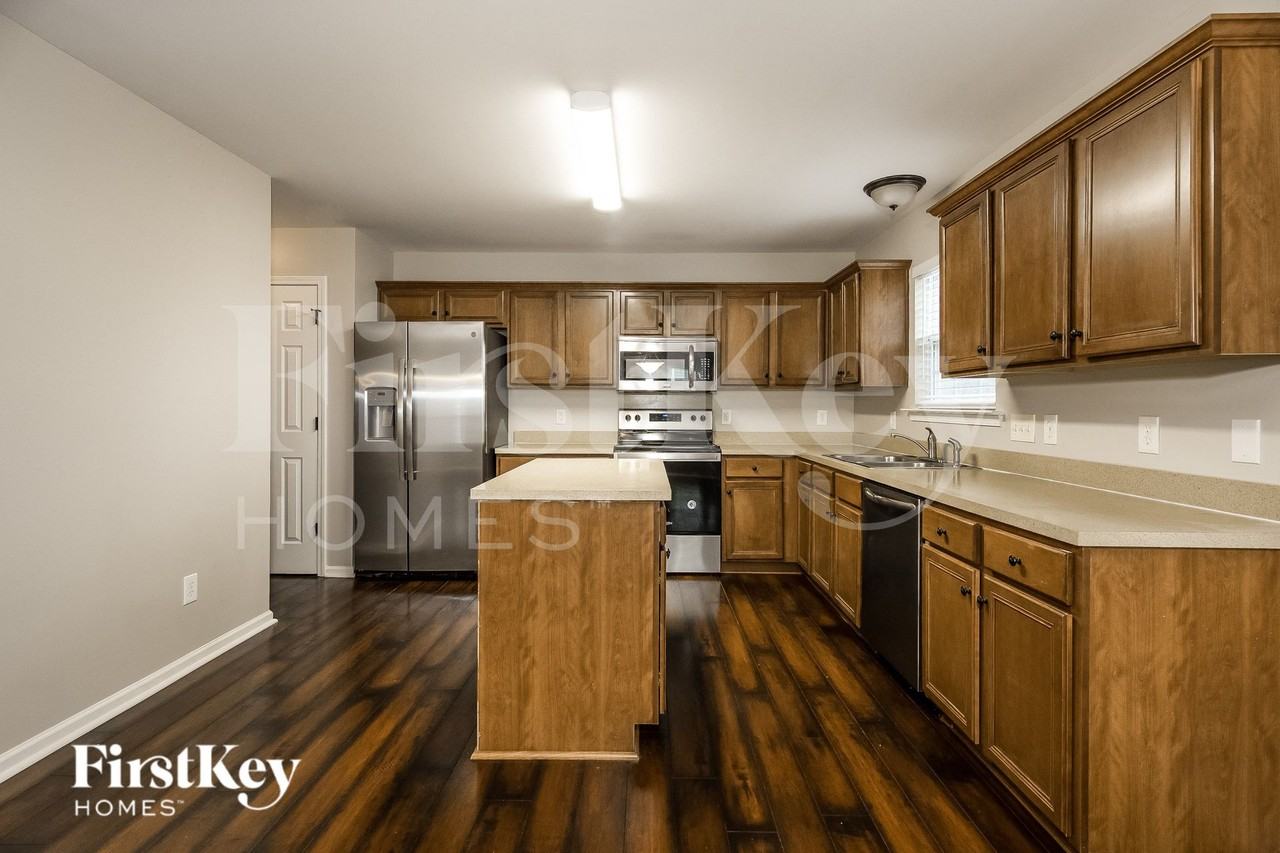 1817 Elizabeth Oaks Ave - Photo 6 of 15