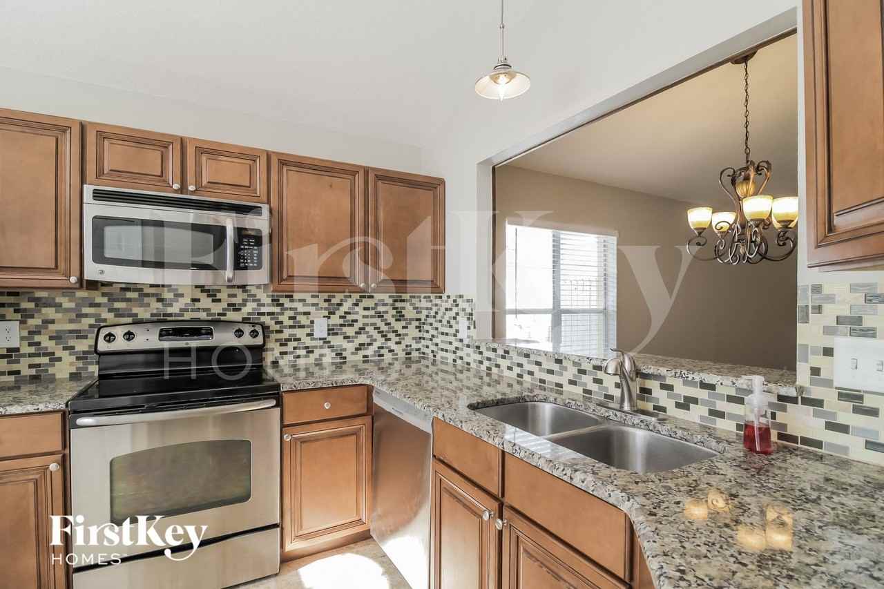 522 Whittingham Pl - Photo 6 of 15