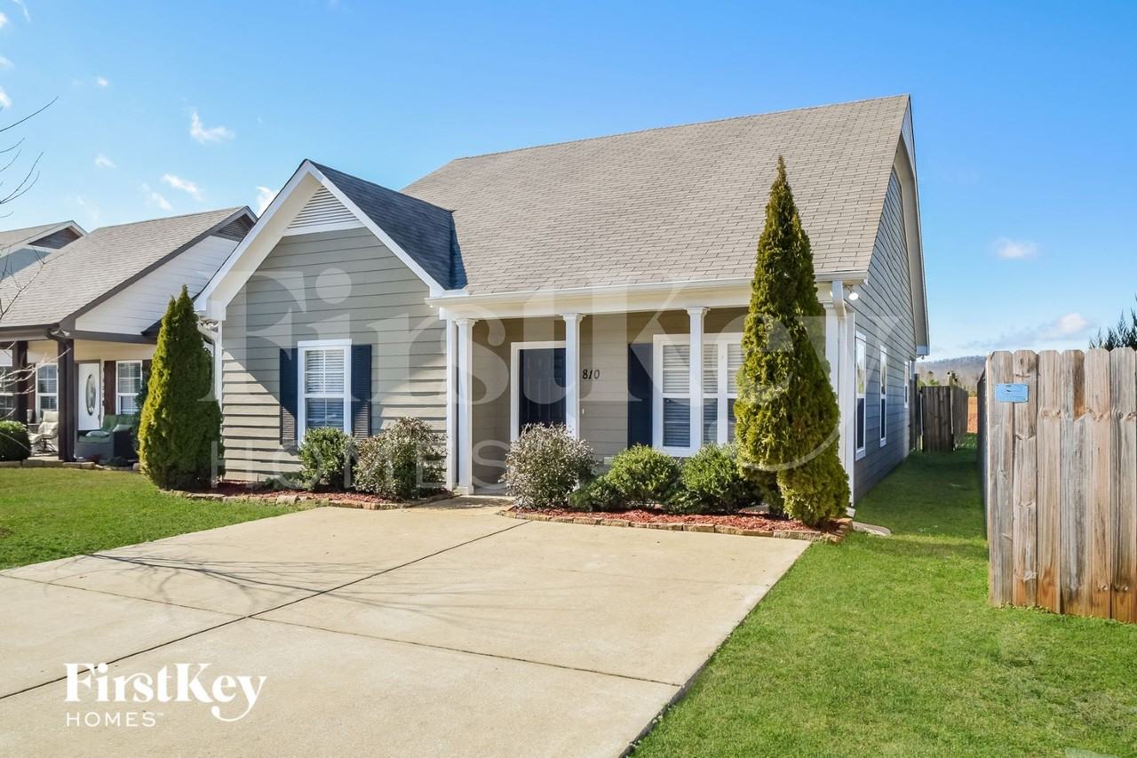 810 Hawthorn Ln - Photo 2 of 15