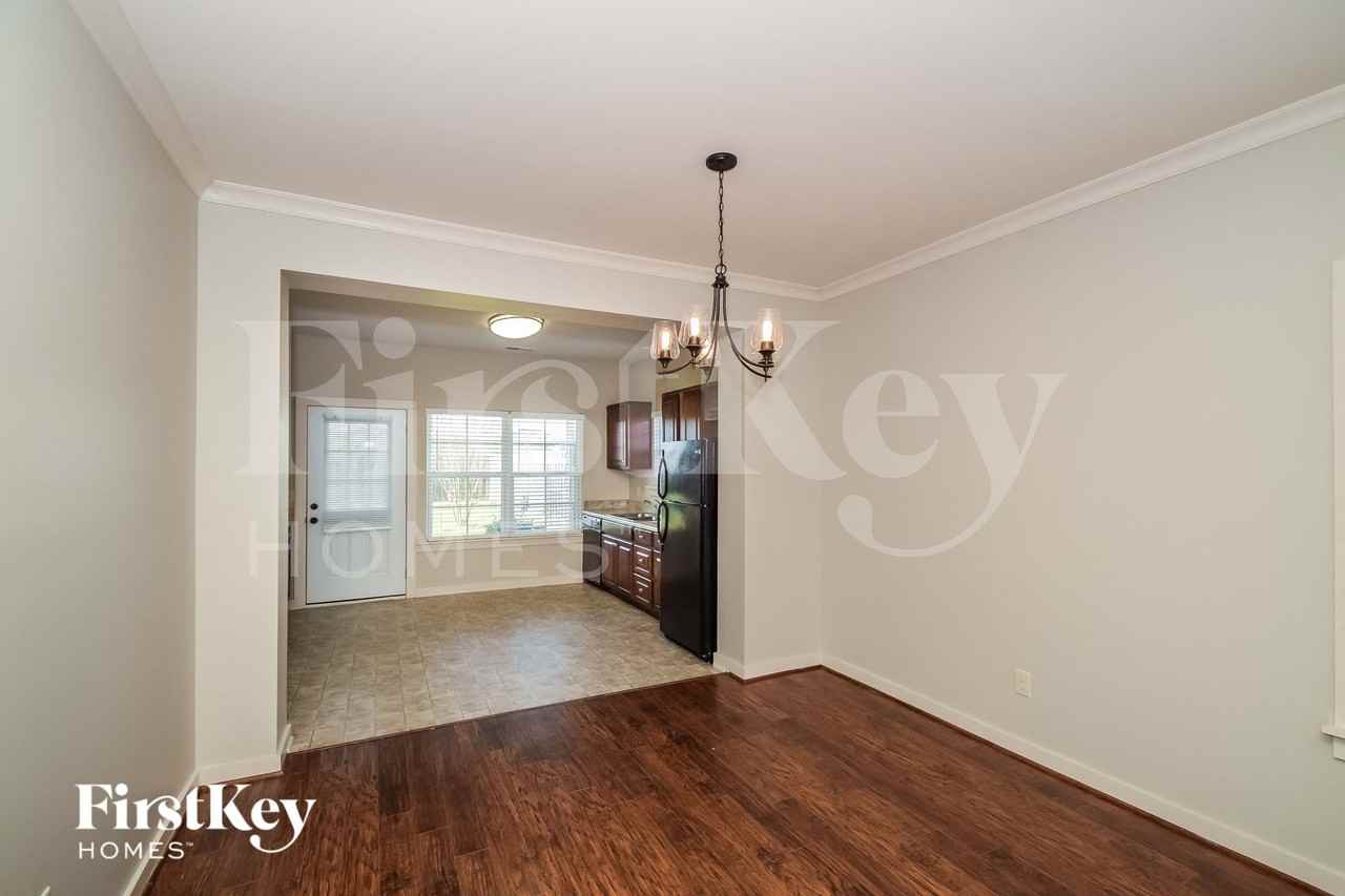 810 Hawthorn Ln - Photo 4 of 15