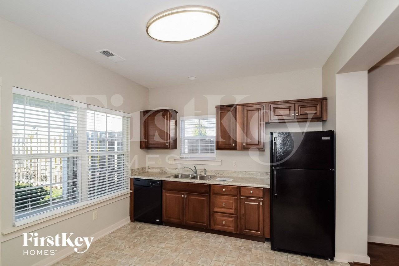 810 Hawthorn Ln - Photo 5 of 15