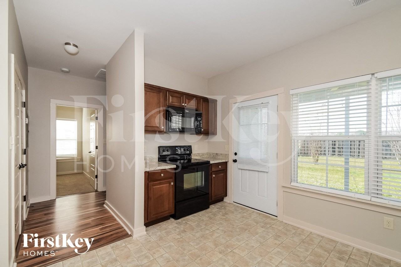 810 Hawthorn Ln - Photo 6 of 15