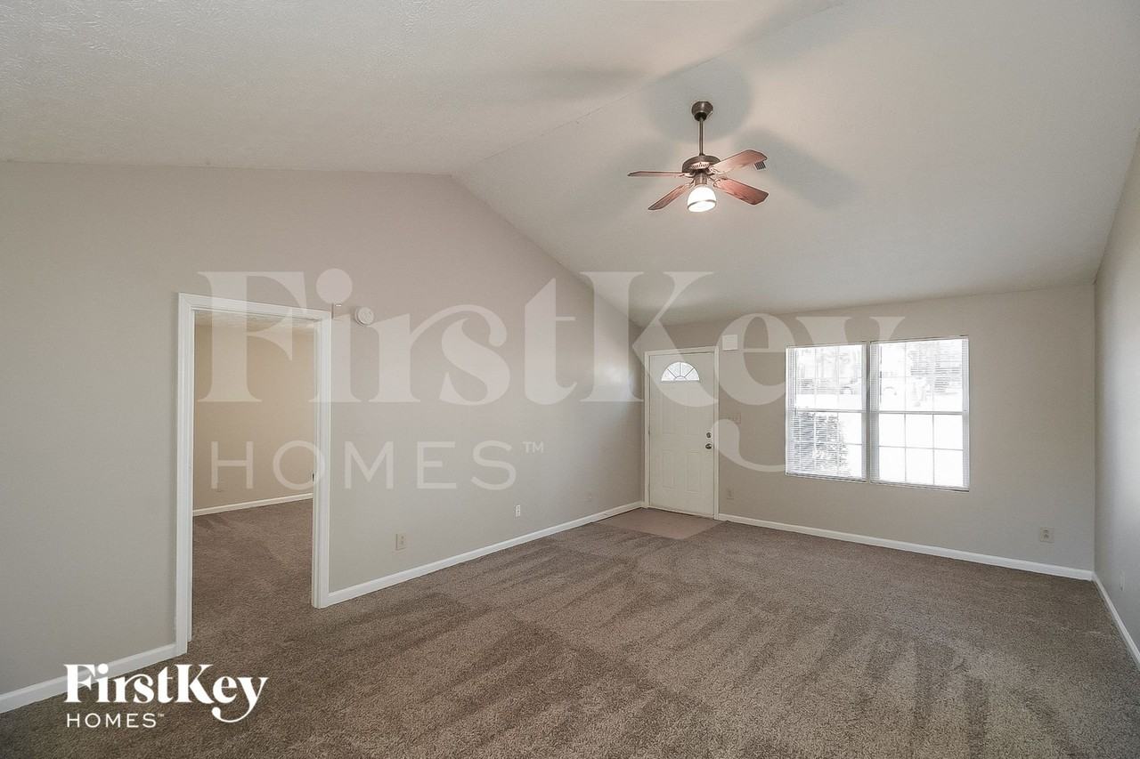 9207 Fairway Ct - Photo 3 of 15