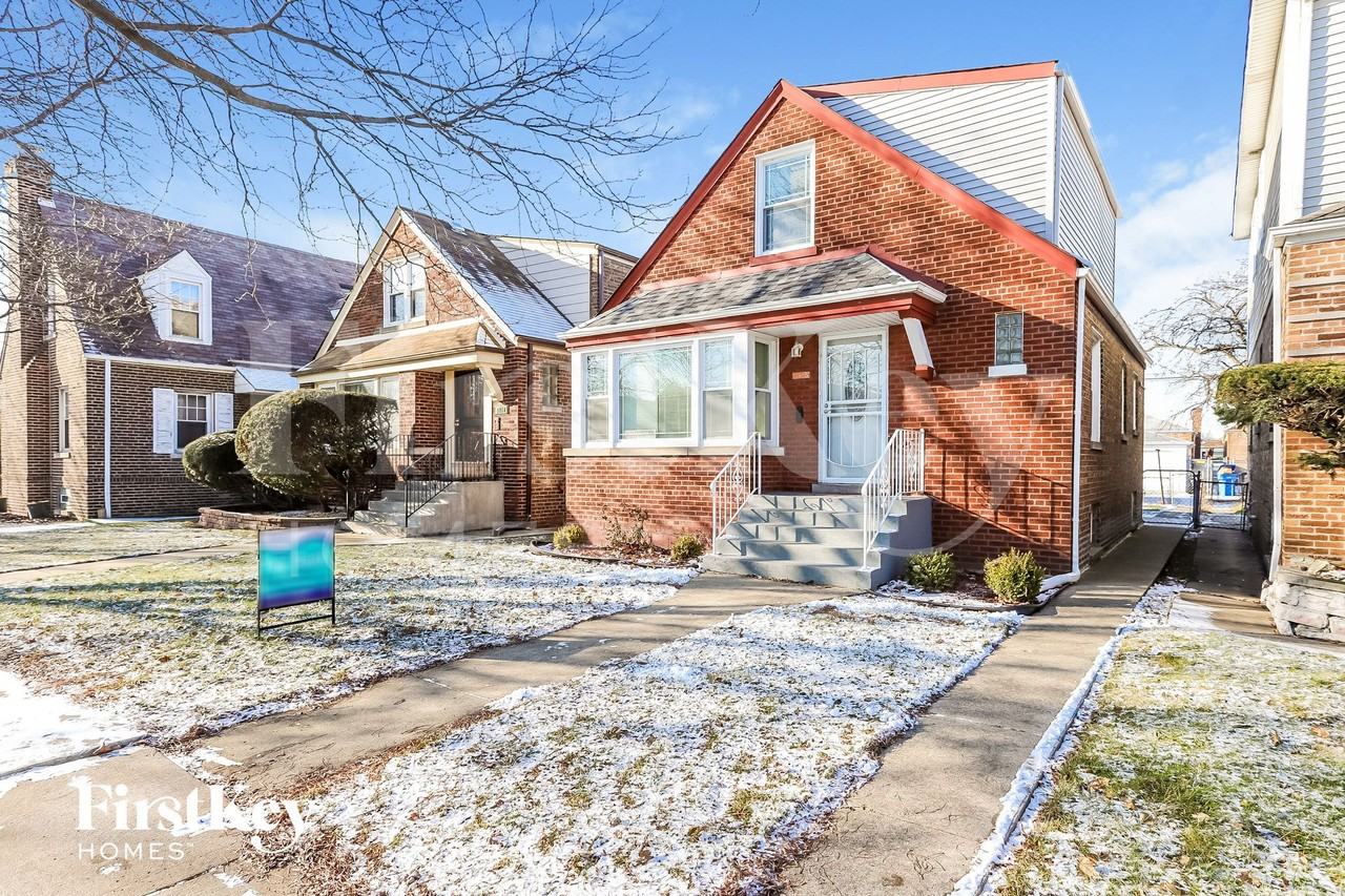 8926 S Jeffery Blvd - Photo 2 of 15