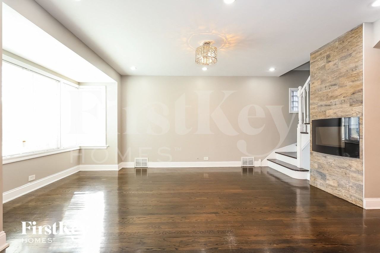 8926 S Jeffery Blvd - Photo 3 of 15