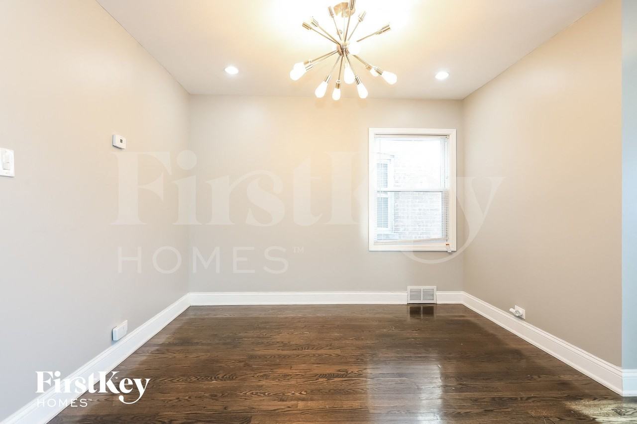 8926 S Jeffery Blvd - Photo 4 of 15