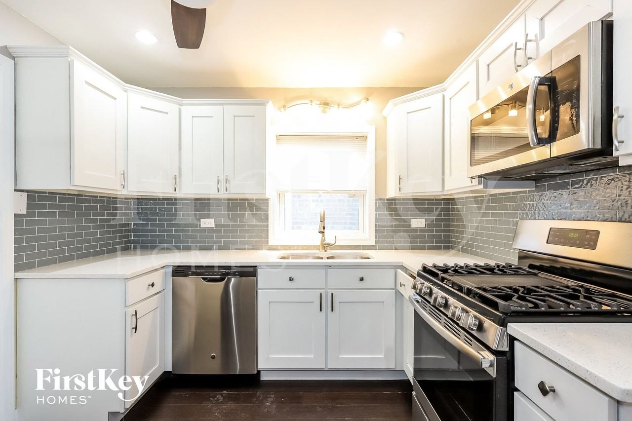 8926 S Jeffery Blvd - Photo 5 of 15