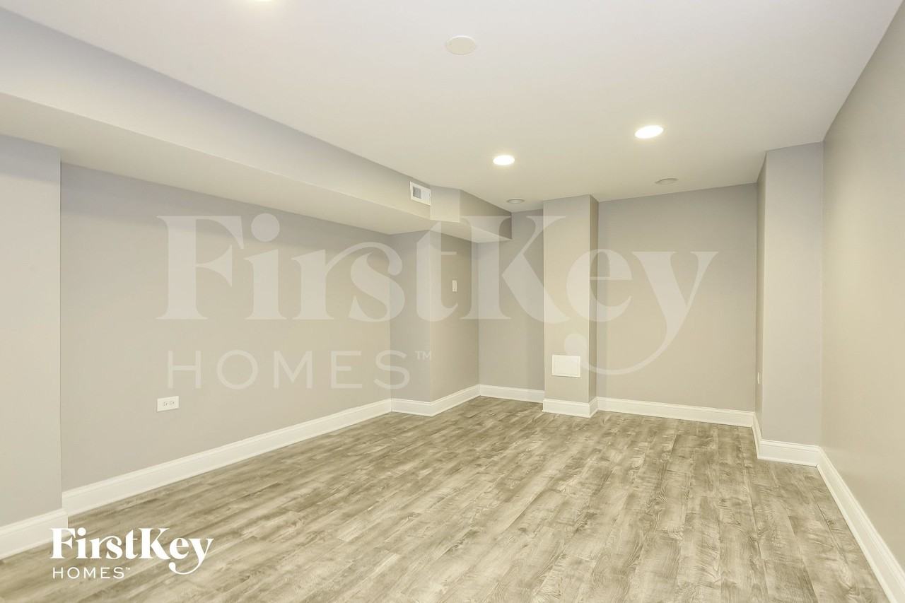 8926 S Jeffery Blvd - Photo 6 of 15