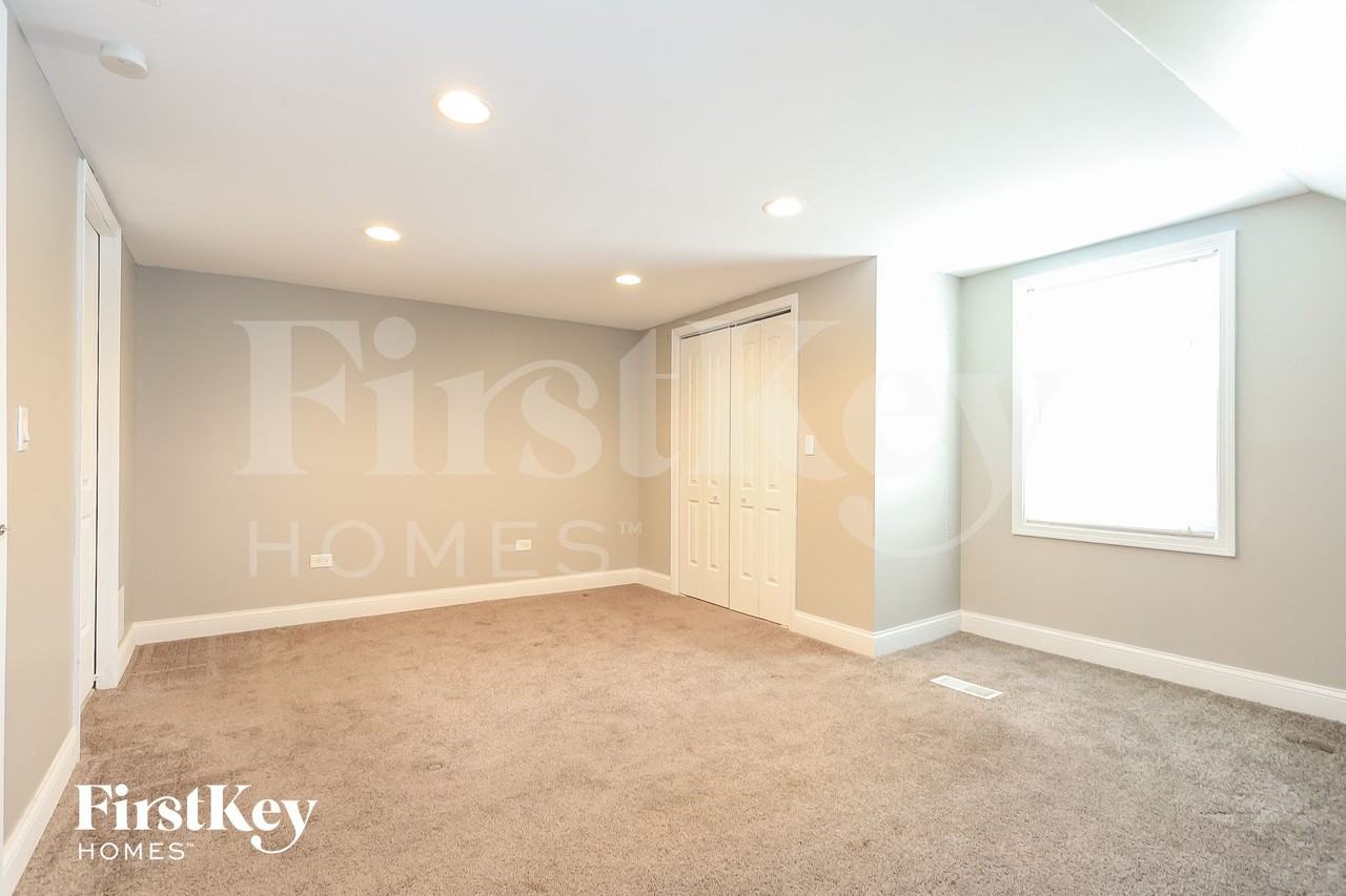 8926 S Jeffery Blvd - Photo 7 of 15