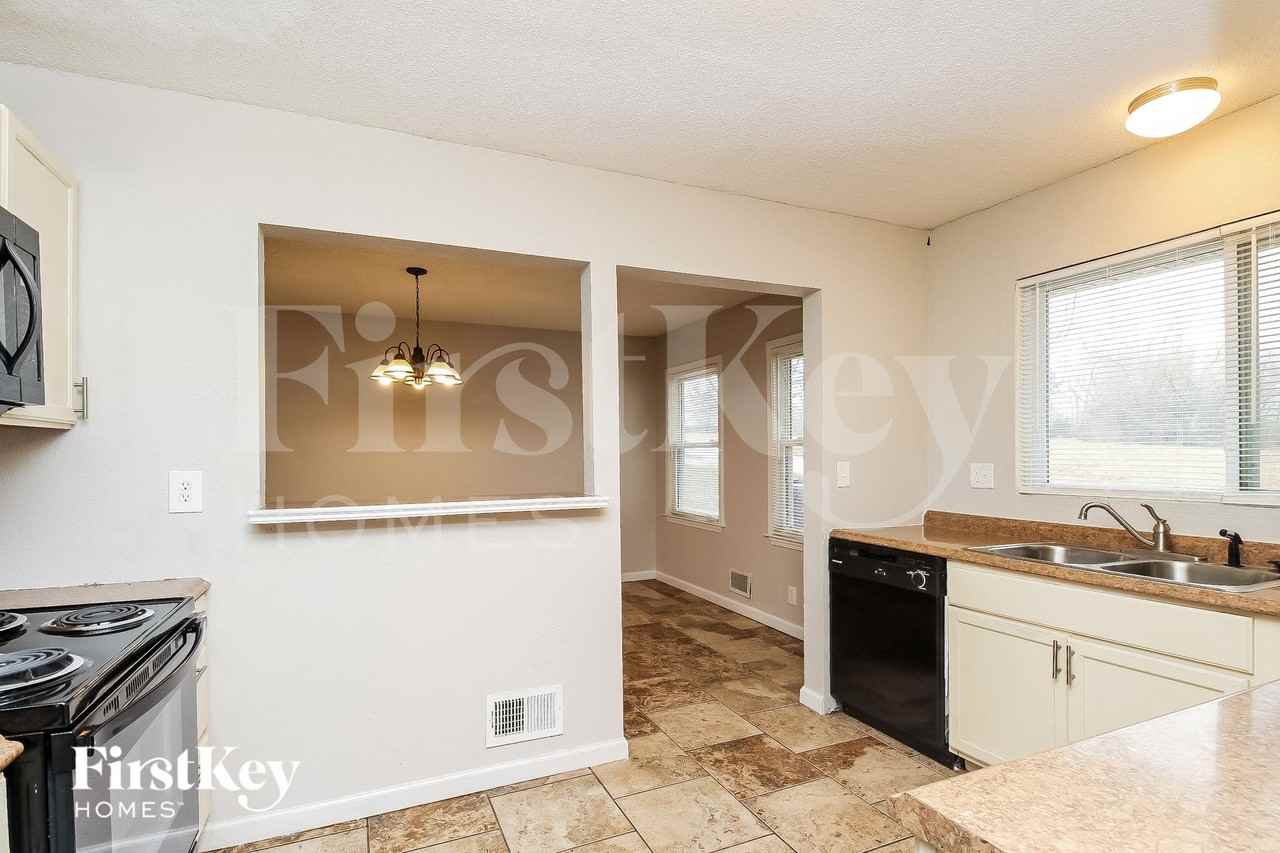 6007 E 150th St - Photo 7 of 15