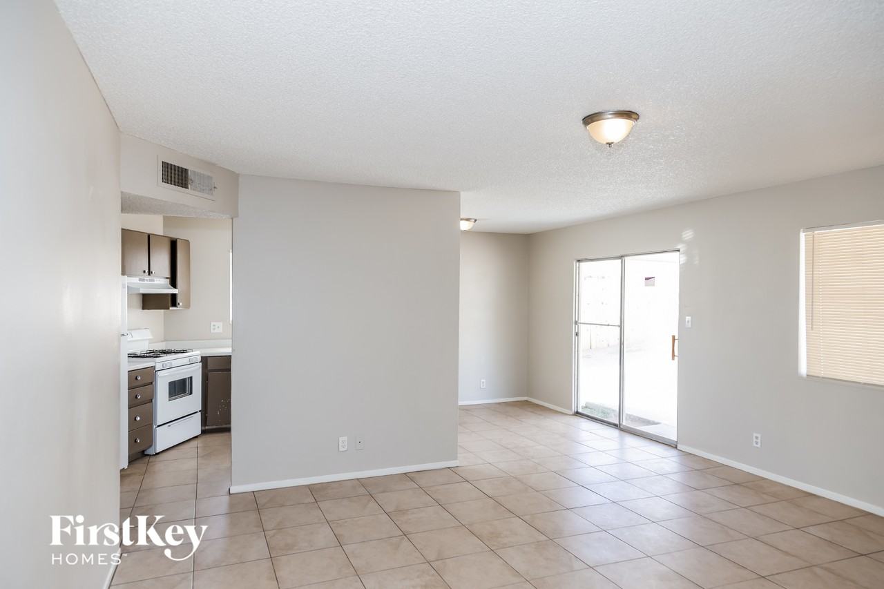 5265 Saratoga Dr - Photo 2 of 15