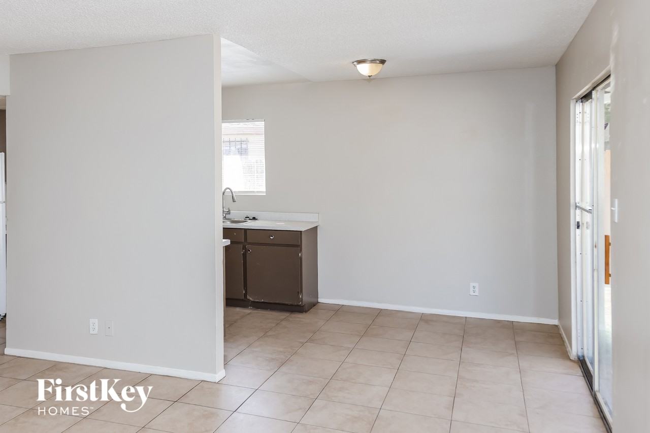 5265 Saratoga Dr - Photo 5 of 15