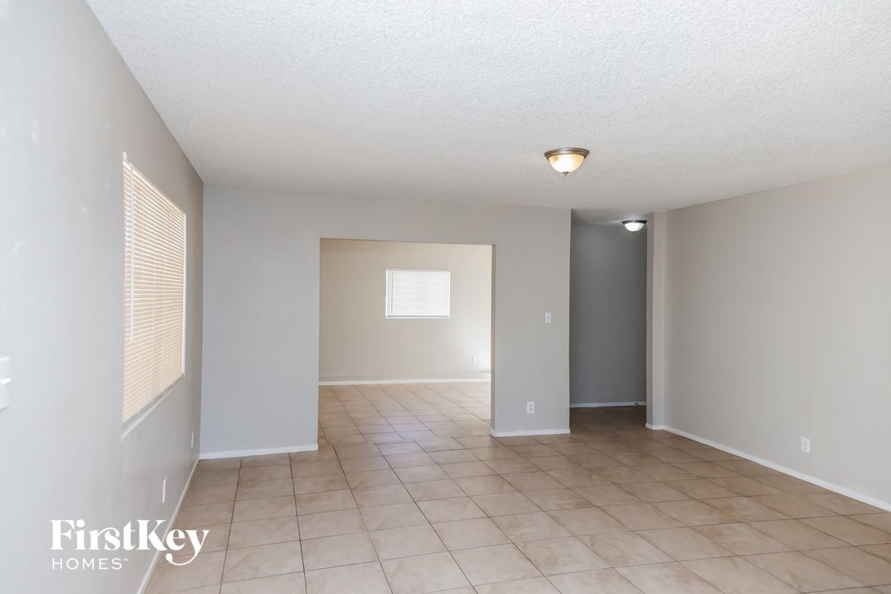 5265 Saratoga Dr - Photo 6 of 15