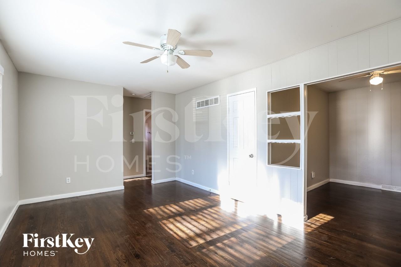 5128 N Palmer Ave - Photo 3 of 15