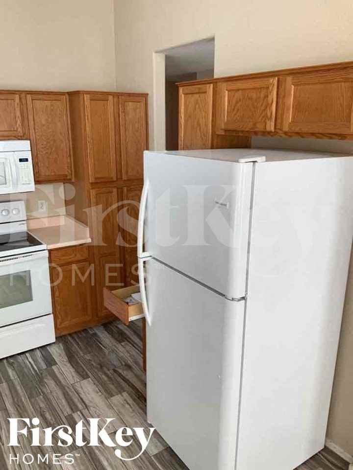 4128 W Solar Dr - Photo 4 of 10