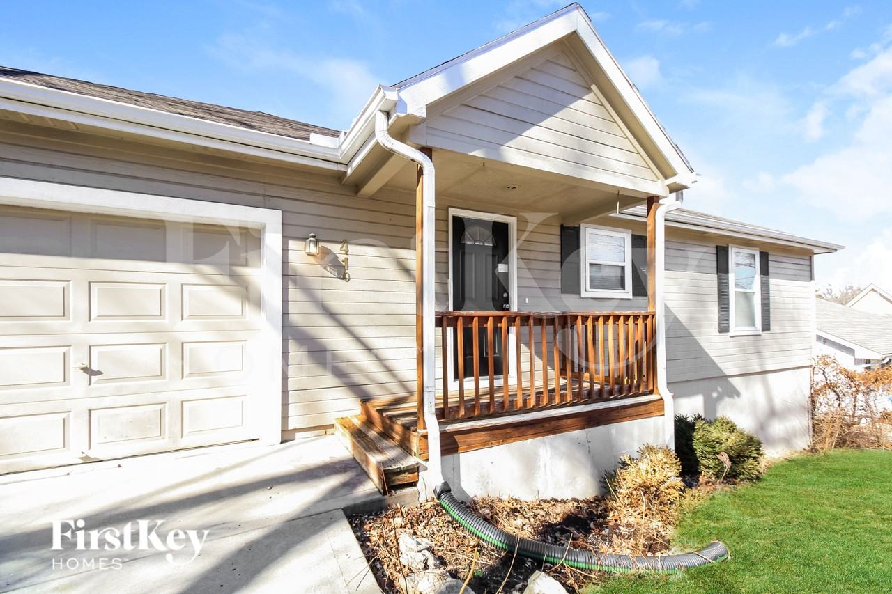 410 N Titus Ave - Photo 2 of 15