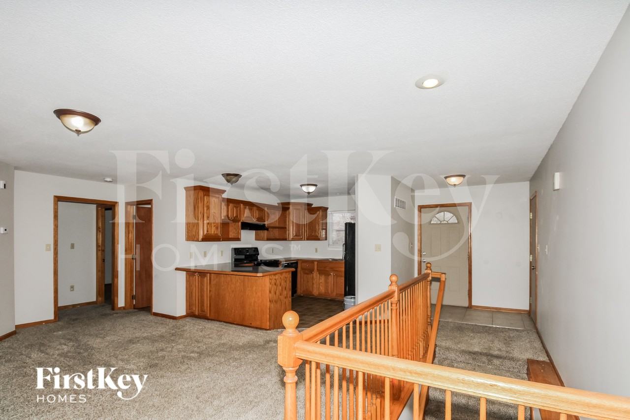 410 N Titus Ave - Photo 5 of 15